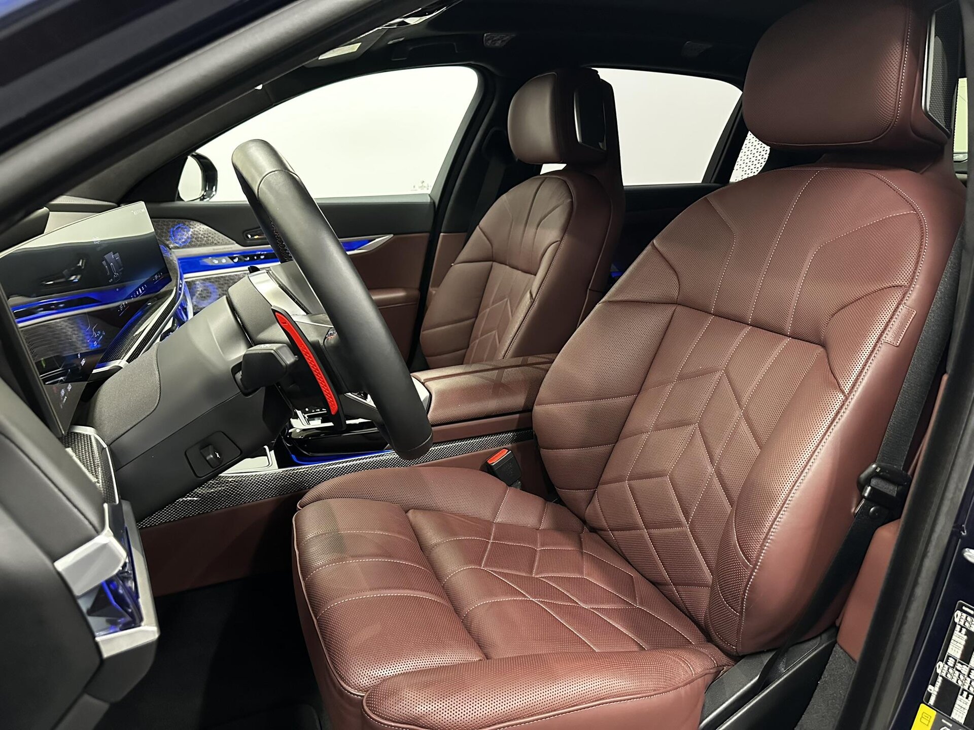 BMW M760e hybrid xDrive Msport | luxusní hybridní limuzína | české předváděcí auto | skladem | modrá tanzanite | hnědá kůže Amarone | maximální výbava | 3.0 benzín + elekto = výkon 570 koní | VIP sleva | nákup online | AUTOiBUY.com